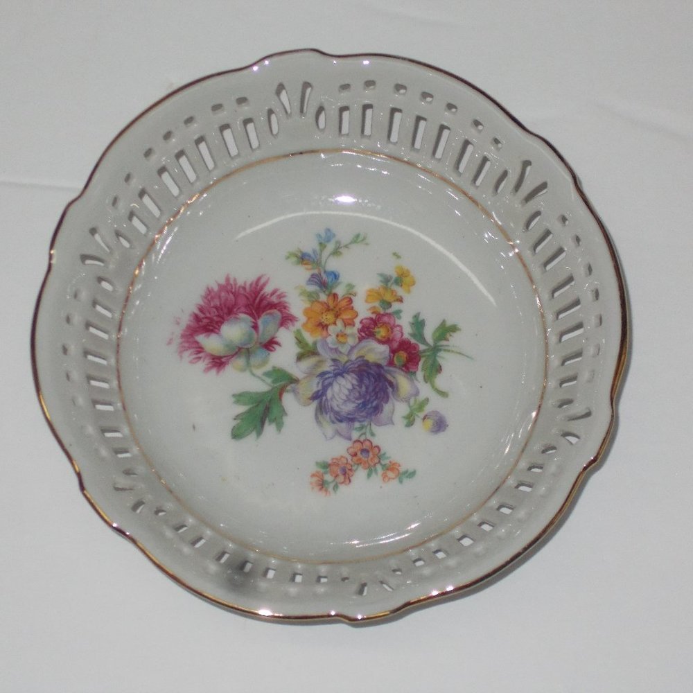 Vintage beautiful floral dish approximately 5 1/4" round with gold trim